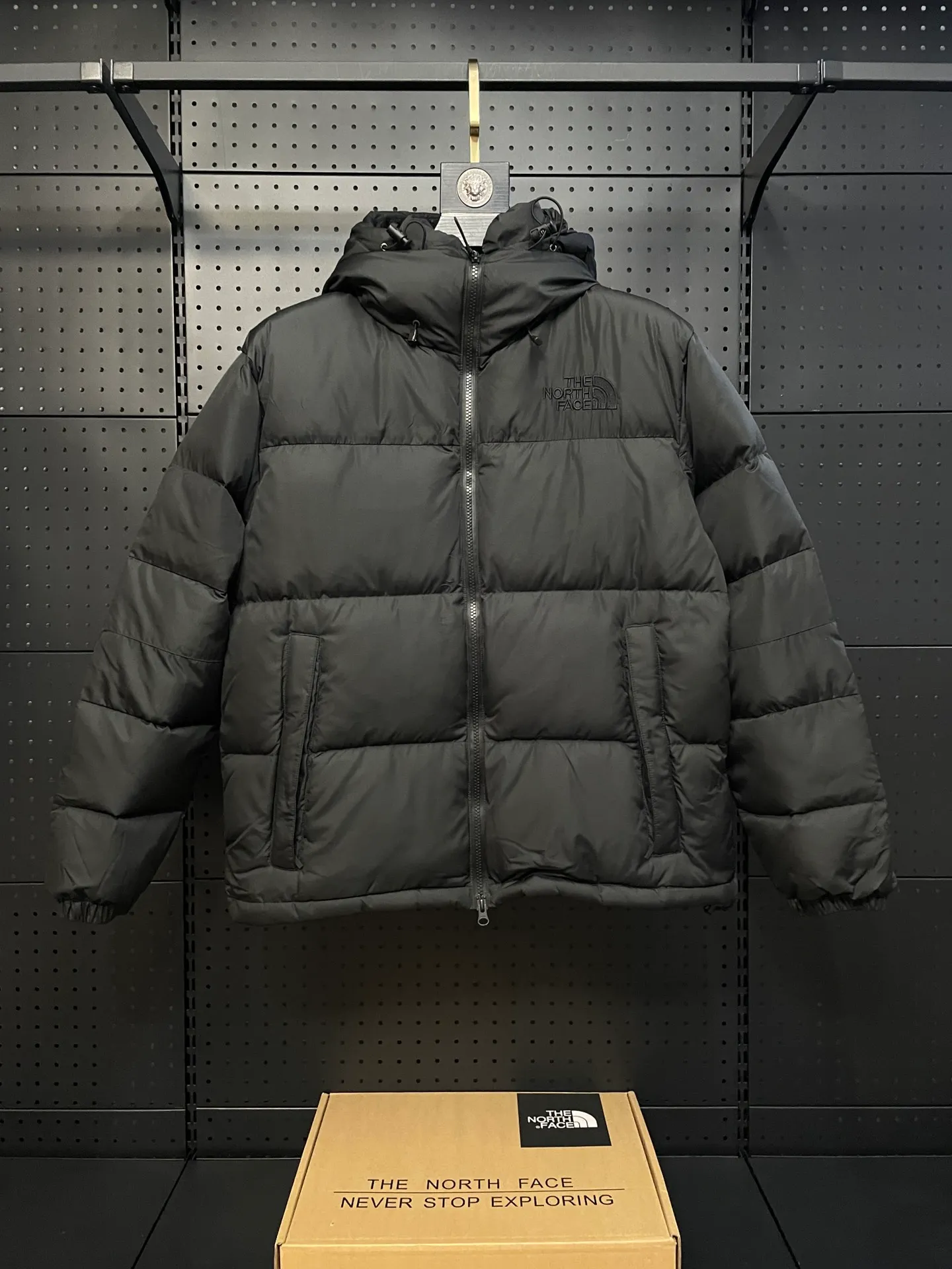 Style number: Y 75 💰P360 𝗧𝗛𝗘 𝗡𝗢𝗥𝗧𝗛 𝗙𝗔𝗖𝗘 North Face 22F-WS Nuptse Hoodie Windproof Hooded Down Jacket It has been updated with the latest technology. A down jacket with strong wind resistance. GORE-TEXINFINIUM PRODUCTS is used in the outer layer to block cold air while venting the stuffy feeling inside the garment. The filling is environmentally friendly recycled down. By filling the inner collar with down, the warmth of the neck is increased and the release of body heat is reduced. The North Face logo is embroidered on the chest, giving a calm impression. Color: Dark Red Obsidian Black Premium Gray Size: S M L XL XXL